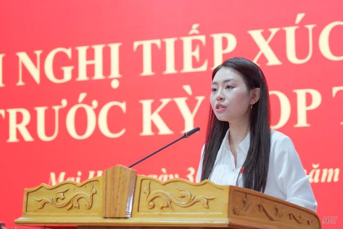 Đồng chí Nguyễn Hà My - Thanh tra viên - Phòng Thanh tra, giải quyết khiếu nại, tố cáo lĩnh vực nội vụ, ngoại vụ, y tế và giáo dục (Thanh tra tỉnh Hà Tĩnh), đại diện Đoàn ĐBQH tỉnh thông tin về dự kiến nội dung, chương trình Kỳ họp thứ 2.