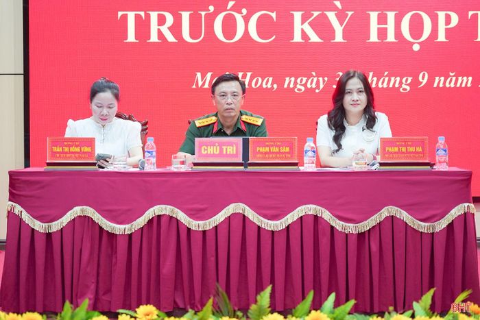 Các đồng chí chủ trì hội nghị tiếp xúc cử tri.