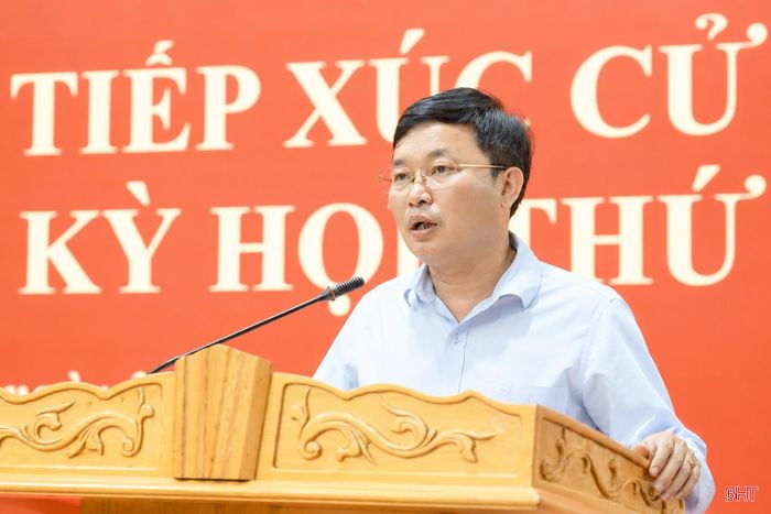 Cử tri Nguyễn Anh Tuấn - Phó Chủ tịch UBND xã Mai Hoa nêu một số kiến nghị về nguồn lực đầu tư, phát triển kết cấu hạ tầng.