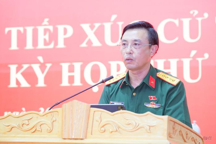Đại tá Phạm Văn Sâm - Chính ủy Bộ CHQS tỉnh (Đoàn ĐBHQ Hà Tĩnh) tiếp thu ý kiến cử tri.