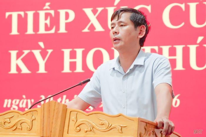 Cử tri Tô Minh Hoài - Phó Chủ tịch UBND xã Vũ Quang trao đổi về cơ chế quản lý, kiểm tra, giám sát hoạt động nuôi trồng thuỷ sản lòng hồ Ngàn Trươi.