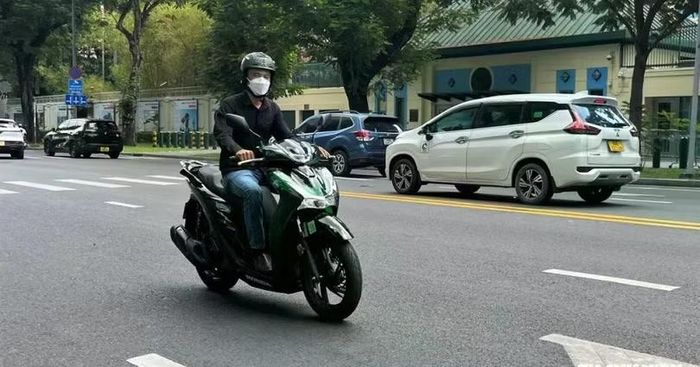 Một trong những thói quen thường gặp ở người đi xe máy là vừa khởi động đã lập tức vặn ga mạnh để tăng tốc.