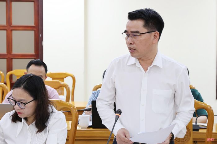 Phó Giám đốc Sở Tư pháp Đinh Văn Hồng trao đổi với đoàn công tác một số nội dung liên quan đến kiểm tra, rà soát văn bản quy phạm pháp luật trong lĩnh vực nội vụ.