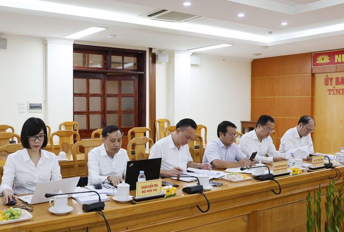 Các thành viên đoàn kiểm tra của Bộ Nội vụ tham dự buổi làm việc.