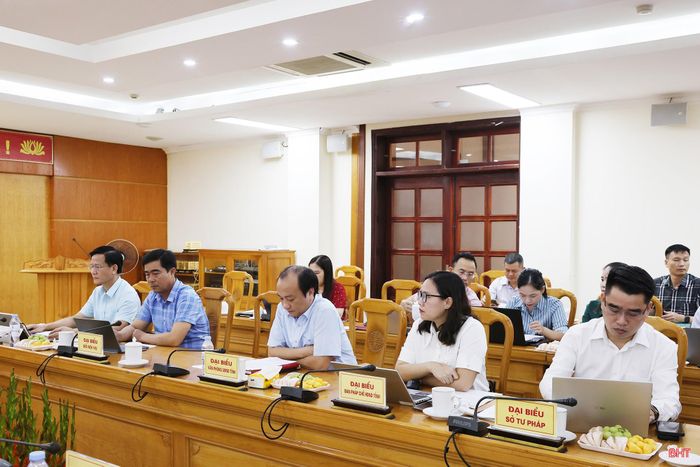 Lãnh đạo các sở, ngành tham dự buổi làm việc.