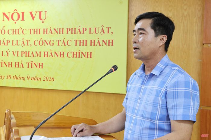 Phó Giám đốc Sở Nội vụ Bùi Quang Dương báo cáo kết quả thực hiện các nhiệm vụ thuộc lĩnh vực quản lý nhà nước của Bộ Nội vụ.