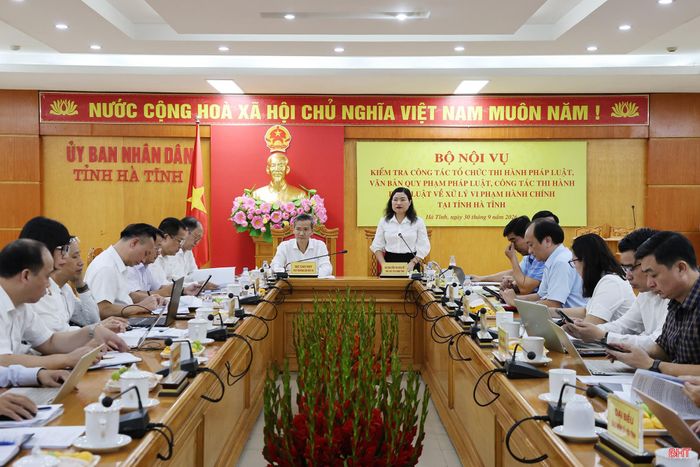 Phó Chủ tịch UBND tỉnh Nguyễn Thị Nguyệt tiếp và làm việc với đoàn kiểm tra.