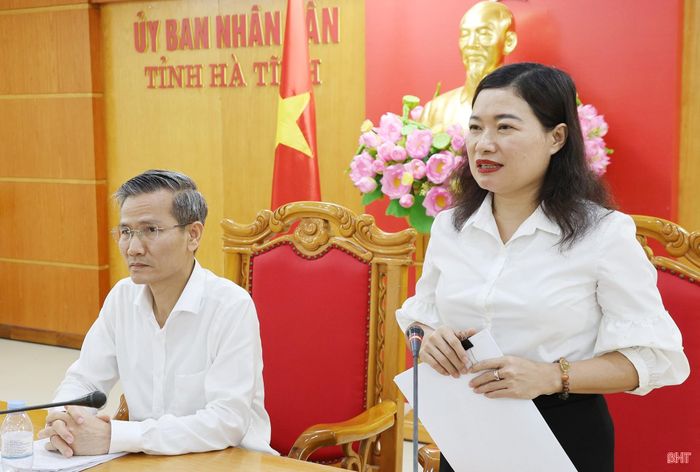 Phó Chủ tịch UBND tỉnh Nguyễn Thị Nguyệt tiếp thu các nội dung mà đoàn kiểm tra của Bộ Nội vụ trao đổi.