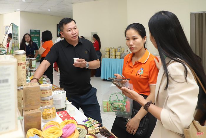 Trước thềm hội nghị, gần 80 doanh nghiệp, hợp tác xã (HTX), cơ sở sản xuất khu vực Bắc Trung Bộ tham gia trưng bày, giới thiệu sản phẩm. Đa dạng sản phẩm công nghiệp nông thôn tiêu biểu, OCOP, từ nông sản, thủy sản, thực phẩm chế biến… được giới thiệu tới nhà phân phối, hệ thống siêu thị và kênh bán lẻ trên toàn quốc.