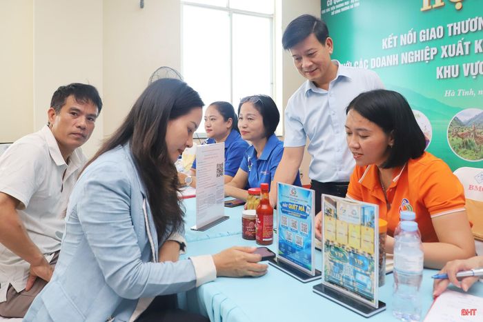 Ngoài khu vực trưng bày sản phẩm, hoạt động kết nối diễn ra trong khuôn khổ hội nghị tạo điều kiện để các bên đi sâu vào khả năng hợp tác. Tại đây, nhà cung cấp trực tiếp trao đổi với doanh nghiệp xuất khẩu, nhà phân phối về nhu cầu nguồn hàng, tiêu chuẩn sản phẩm, sản lượng, khả năng cung ứng, thị trường và các điều kiện hợp tác.