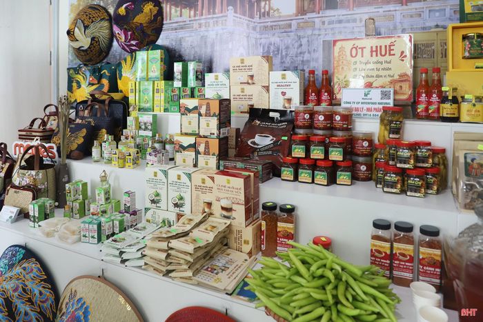 TP Huế có 8 doanh nghiệp trực tiếp tham gia giới thiệu hàng trăm sản phẩm của các cơ sở sản xuất. Các sản phẩm đa dạng, chất lượng, được chế tác tinh xảo, ghi điểm với người tiêu dùng.