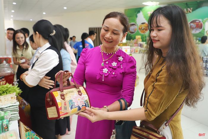 Chị Mai Nhi - Đại diện Công ty TNHH Maries, TP Huế (áo vàng) cho biết: "Chúng tôi mang đến hội nghị kết nối giao thương mặt hàng thủ công mỹ nghệ với nguyên liệu sản xuất là sợi cỏ bàng. Qua bàn tay khéo léo của người thợ, những chiếc nón, túi, ví... xinh xắn với đa dạng dường nét hoa văn mang đậm dấu ấn cố đô là sự lựa chọn của nhiều khách hàng".
