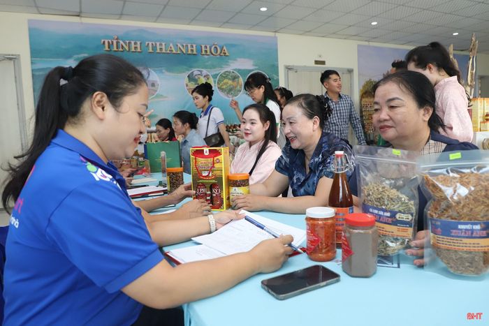 Bà Nguyễn Thị Thắm - Quản lý ngành hàng, siêu thị Co.opmart Hà Tĩnh chia sẻ: "Việc trực tiếp tìm hiểu các sản phẩm vùng miền giúp đơn vị có thêm lựa chọn về nguồn hàng, trong đó ưu tiên những sản phẩm bảo đảm chất lượng, có khả năng cung ứng và phù hợp với nhu cầu của hệ thống siêu thị".