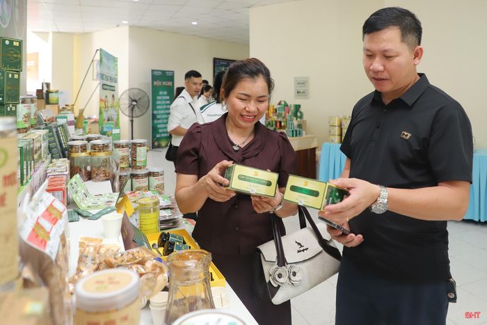 Dịp này, các doanh nghiệp, cơ sở sản xuất tỉnh Quảng Trị mang đến hội nghị kết nối giao thương nhiều sản phẩm chất lượng. Bà Mai Thị Thủy - Giám đốc Công ty Cao dược Mai Thị Thủy (xã Cam Lộ) cho hay: "Tháng 8/2026, khi tham gia triển lãm sản phẩm công nghiệp nông thôn tiêu biểu khu vực miền Trung - Tây Nguyên tại Hà Tĩnh, các sản phẩm cao chè vằng, cao cà gai leo... của công ty nhận được sự quan tâm của người tiêu dùng, doanh thu cao. Từ hiệu ứng đó, chúng tôi kỳ vọng những cuộc gặp tại hội nghị lần này sẽ mở thêm cơ hội về đơn hàng, hợp đồng và thị trường tiêu thụ".