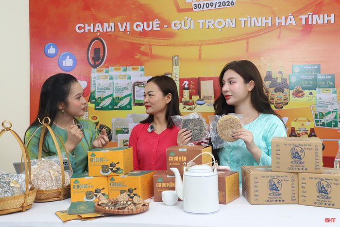 Điểm nhấn của hội nghị là sự kết hợp giữa xúc tiến thương mại truyền thống với nền tảng số. Sáng nay, Sở Công thương Hà Tĩnh phối hợp tổ chức livestream giới thiệu, quảng bá và bán các sản phẩm Hà Tĩnh trên nền tảng thương mại điện tử. Cách làm này tạo thêm một kênh tiếp cận người tiêu dùng, đồng thời giúp sản phẩm địa phương tiếp tục được quảng bá ngay cả khi hoạt động kết nối trực tiếp đã kết thúc.