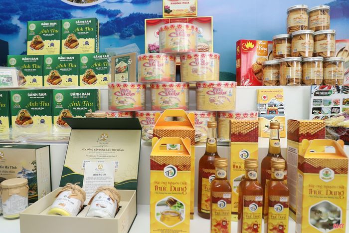 Hà Tĩnh có 50 doanh nghiệp, HTX, cơ sở sản xuất tham gia. Đa phần sản phẩm trưng bày tại hội nghị là sản phẩm công nghiệp nông thôn tiêu biểu, OCOP, cùng các mặt hàng có lợi thế và tiềm năng mở rộng thị trường.