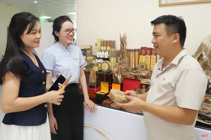 Ông Bùi Thức Chính - Giám đốc HTX Trầm hương Hiền Linh (xã Phúc Trạch) chia sẻ: “Hội nghị kết nối giao thương là dịp để đơn vị hiểu rõ hơn yêu cầu của thị trường; từ chất lượng, an toàn thực phẩm, nguồn gốc xuất xứ, bao bì đến khả năng cung ứng. Những thông tin này giúp cơ sở nhìn rõ hơn những điểm cần hoàn thiện để nâng cao sức cạnh tranh của sản phẩm”.