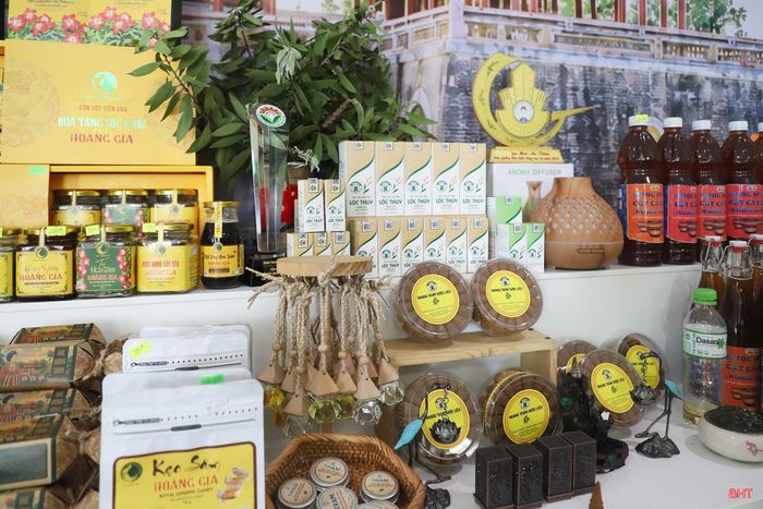 Tại các gian hàng, sản phẩm không chỉ được giới thiệu bằng hình ảnh hay câu chuyện về vùng nguyên liệu. Người mua có thể trực tiếp tìm hiểu chất lượng, quy cách đóng gói, nguồn gốc xuất xứ, khả năng cung ứng và những điều kiện để đưa sản phẩm vào các kênh phân phối.
