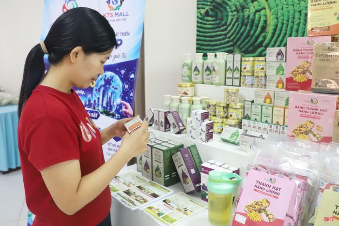 Dịp này, các gian hàng trưng bày, quảng bá sản phẩm các tỉnh khu vực Bắc Trung Bộ thu hút sự chú ý của nhà phân phối và người tiêu dùng.
