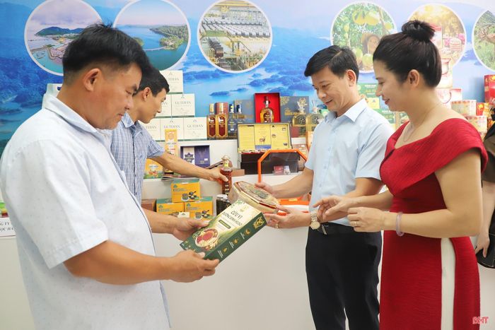Ông Lê Xuân Từ - Phó Giám đốc Sở Công thương (thứ 2 từ phải qua) thông tin: "Hội nghị là một trong những hoạt động cụ thể hóa vai trò của xúc tiến thương mại trong hỗ trợ doanh nghiệp mở rộng thị trường, tăng cường kết nối cung - cầu và từng bước nâng cao khả năng tham gia chuỗi phân phối, chuỗi cung ứng và thị trường xuất khẩu của các sản phẩm địa phương. Thông qua các gian hàng và hoạt động kết nối trực tiếp, Hà Tĩnh kỳ vọng tăng cường liên kết giữa nhà sản xuất, doanh nghiệp xuất khẩu, nhà phân phối và hệ thống bán lẻ; từng bước đưa sản phẩm có lợi thế của địa phương vào hệ thống phân phối và chuỗi cung ứng phù hợp."