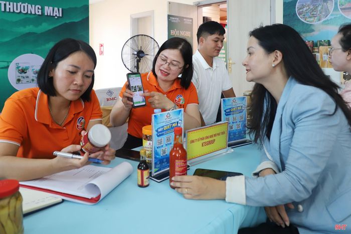 Bà Ngô Thị Mai Tú - Đại diện Công ty CP Công nghệ mới, phát triển quốc tế KTS Group (Nghệ An) cho biết: "Chúng tôi hỗ trợ doanh nghiệp, cơ sở sản xuất kết nối sản phẩm lên sàn thương mại điện tử KTS mall. Trong sáng nay, nhiều doanh nghiệp, HTX, cơ sở khu vực Bắc Trung Bộ đã kết nối nhờ chúng tôi tư vấn đẩy mạnh tiêu thụ sản phẩm trên môi trường số".
