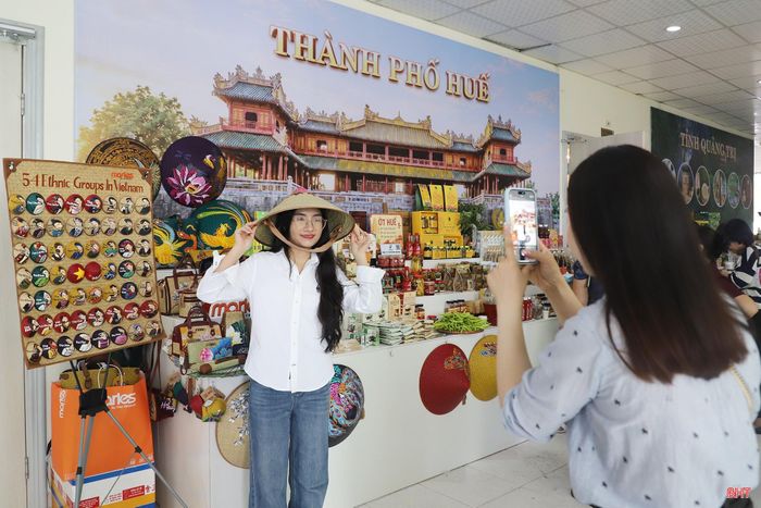 Không gian trưng bày sản phẩm tại hội nghị kết nối giao thương thu hút các bạn trẻ mua sắm, check - in.