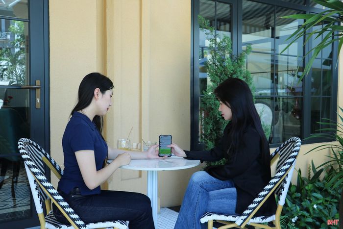Chị Hoàng Thị Ánh Ngọc - người bên phải (phường Thành Sen) cho rằng, thay vì áp đặt thì cha mẹ cần lắng nghe, chia sẻ và giúp con hiểu vấn đề theo cách phù hợp với lứa tuổi.