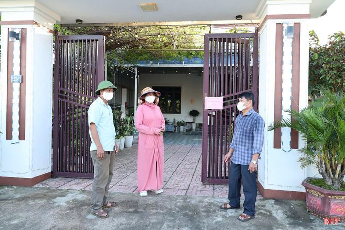 Xã Thiên Cầm tăng cường tuyên truyền, hướng dẫn người dân thực hiện nghiêm các biện pháp phòng, chống dịch.