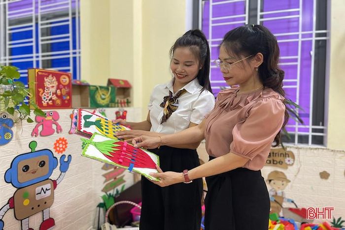Đồ dùng học tập từ vật liệu tái chế được giáo viên Trường Mầm non Gia Hanh chuẩn bị cho trẻ 5 tuổi.