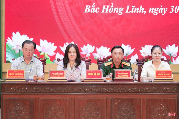 Các đồng chí chủ trì hội nghị