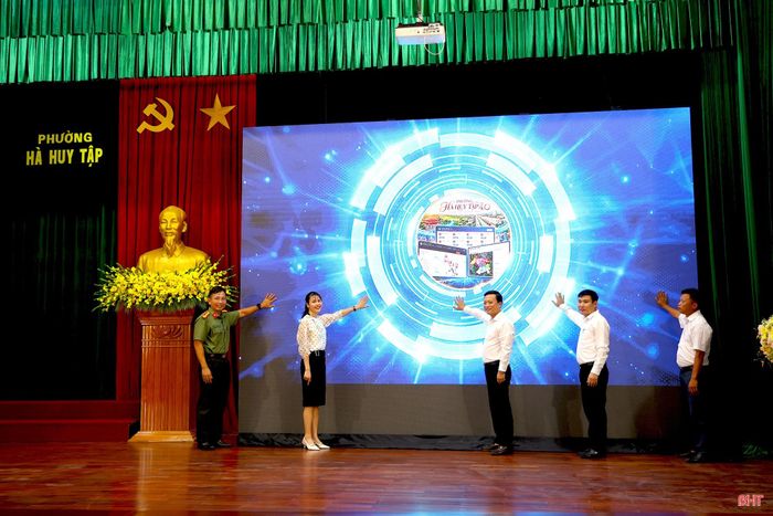 Các đại biểu thực hiện nghi thức ra mắt “Nền tảng tiện ích số phường Hà Huy Tập”