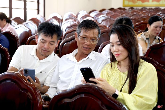 Tại lễ ra mắt, đại biểu đã thực hành truy cập, tìm kiếm và sử dụng các chức năng của nền tảng.