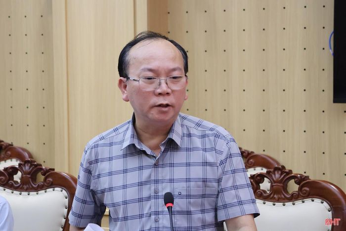 Quyền Trưởng Thống kê tỉnh Nguyễn Trung Thành báo cáo, giải trình các nội dung liên quan đến ngành.