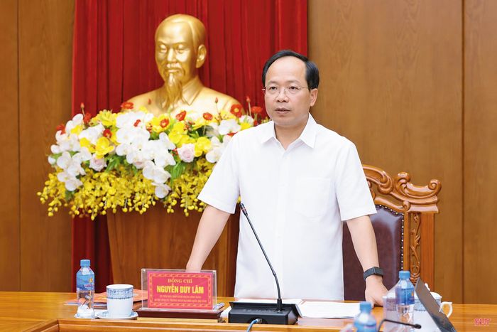 Đồng chí Nguyễn Duy Lâm - Ủy viên Trung ương Đảng, Bí thư Tỉnh ủy, Trưởng đoàn ĐBQH tỉnh, Trưởng BCĐ Phòng, chống tham nhũng, lãng phí, tiêu cực tỉnh phát biểu chỉ đạo tại phiên họp.