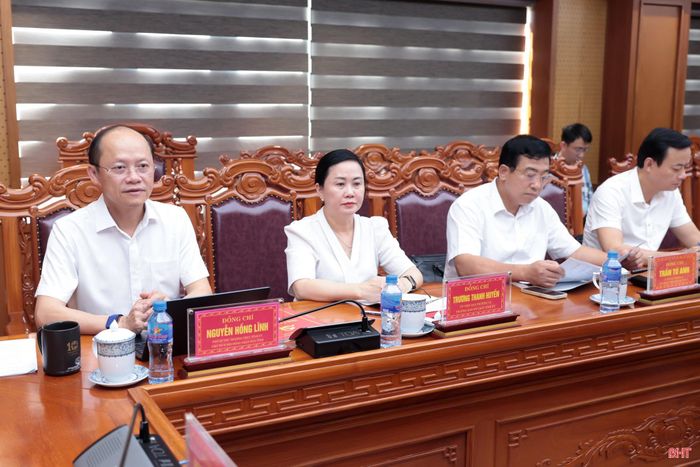 Đồng chí Nguyễn Hồng Lĩnh - Phó Bí thư Thường trực Tỉnh ủy, Chủ tịch HĐND tỉnh, Phó Trưởng BCĐ tỉnh và các đồng chí Ủy viên BTV Tỉnh ủy tham dự phiên họp.