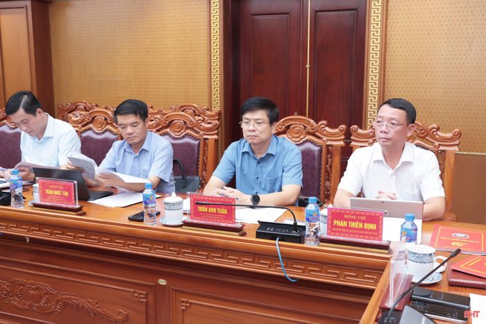 Đồng chí Phan Thiên Định - Phó Bí thư Tỉnh ủy, Chủ tịch UBND tỉnh; đại diện Ban Nội chính Trung ương và các đồng chí Ủy viên BTV Tỉnh ủy tham dự phiên họp.