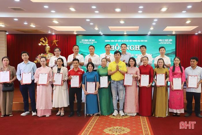 Lãnh đạo Cục Xúc tiến thương mại và các sở, ngành Hà Tĩnh chứng kiến trao biên bản ghi nhớ hợp tác kinh doanh giữa các đơn vị.