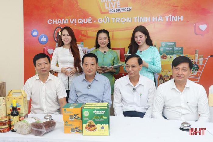 Trong khuôn khổ chương trình, lãnh đạo các Cục Xúc tiến thương mại; lãnh đạo các sở, ngành Hà Tĩnh trực tiếp tham gia livestream quảng bá sản phẩm Hà Tĩnh trên nền tảng thương mại điện tử.