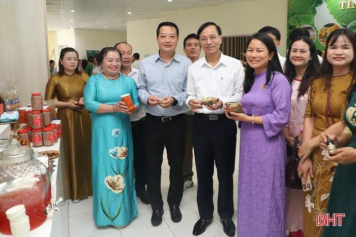 Lãnh đạo Cục xúc tiến thương mại, Sở Công Thương Hà Tĩnh tham quan các gian hàng trưng bày sản phẩm.