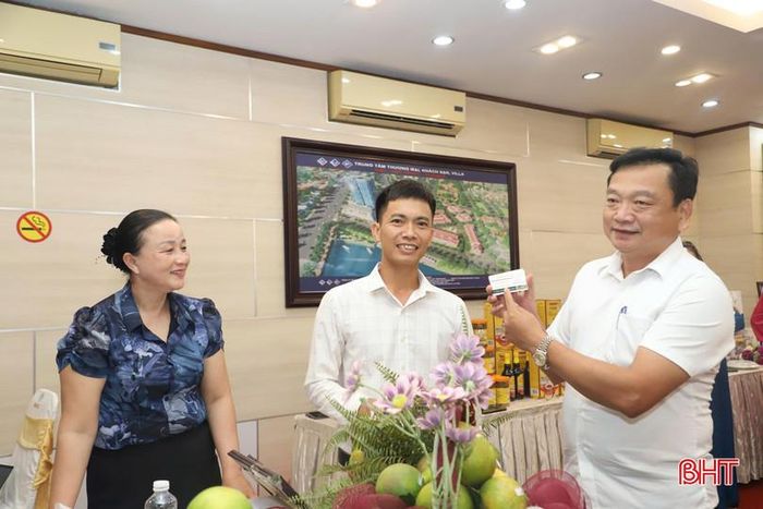 Phó Chủ tịch UBND tỉnh Hồ Huy Thành tham quan gian hàng cam hữu cơ Bảo Phương (xã Vũ Quang)