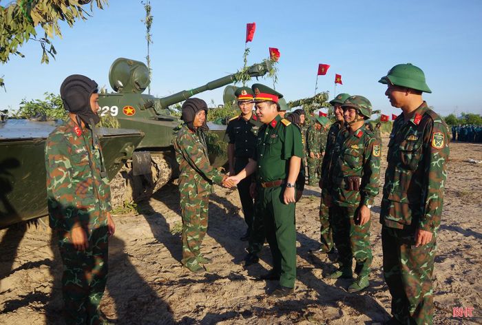Đại tá Hoàng Xuân Đông - Ủy viên Ban Thường vụ Tỉnh ủy, Phó Trưởng ban Chỉ đạo diễn tập KVPT tỉnh, Chỉ huy trưởng Bộ CHQS tỉnh động viên các lực lượng tham gia diễn tập.