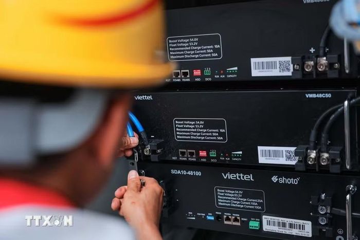 Công nhân Tổng công ty cổ phần Công trình Viettel đấu nối, lắp đặt thiết bị trạm BTS 5G. (Ảnh: Hoàng Hiếu/TTXVN)