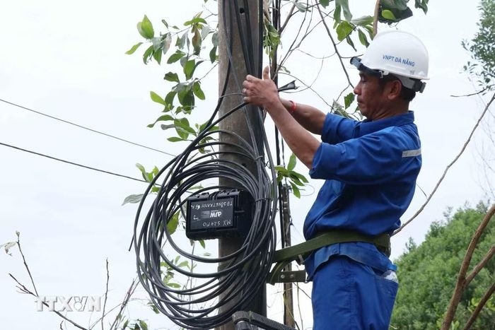 Kiểm tra mạch và chất lượng đường truyền. (Ảnh: Đoàn Hữu Trung/TTXVN)