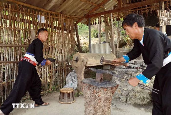 Ở bản Lao Chải, người dân vẫn giữ nguyên được những nét văn hóa truyền thống của dân tộc mình với những bộ trang phục truyền thống trong đời sống hàng ngày. (Ảnh: Quý Trung/TTXVN)