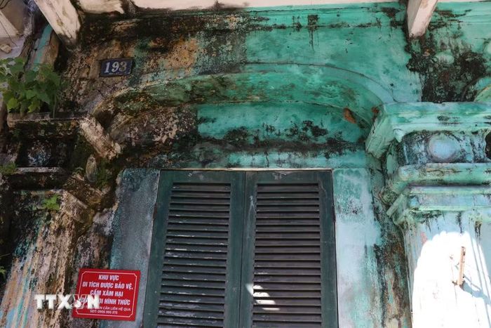 Hệ thống tường công trình bị phong hóa, ẩm mốc và bong tróc. (Ảnh: Mai Trang/TTXVN)