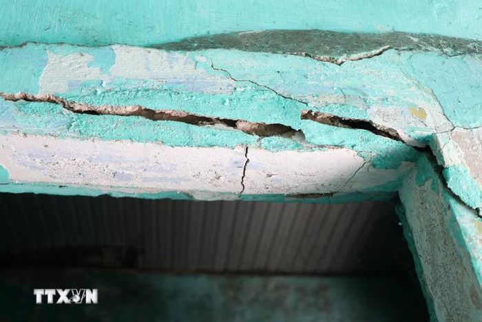 Lớp vữa trát đã phong hóa, bong tróc ở nhiều vị trí. (Ảnh: Mai Trang/TTXVN)