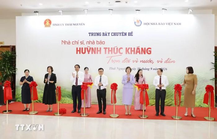Các đại biểu cắt băng khai mạc trưng bày chuyên đề “Huỳnh Thúc Kháng - Nhà chí sĩ yêu nước, nhà báo và di sản Báo Tiếng Dân”. (Ảnh: Vũ Hoàng Giang/TTXVN)