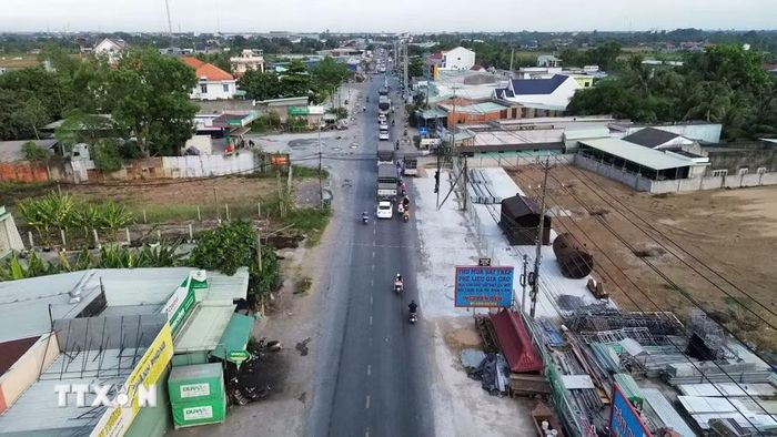 Hiện trạng tuyến Quốc lộ 62 với mặt đường nhỏ hẹp, xuống cấp đang chờ được nâng cấp, cải tạo. (Ảnh: Bùi Giang/TTXVN)