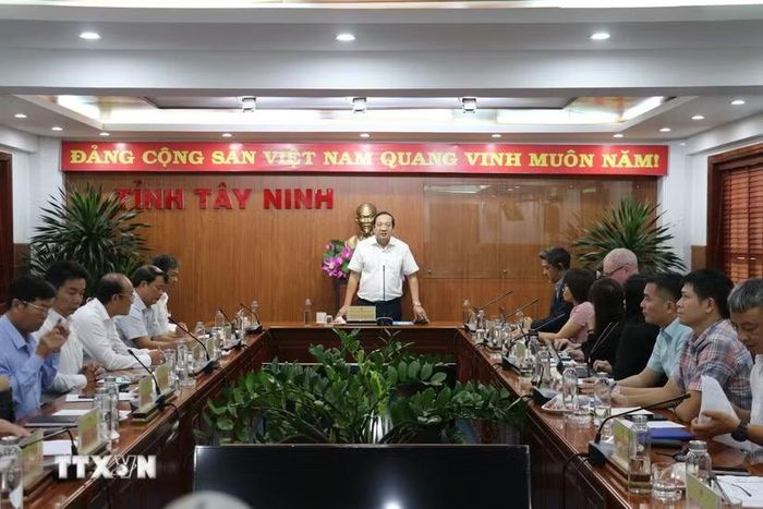 Quang cảnh buổi làm việc giữa Đoàn công tác WB và Ủy ban Nhân dân tỉnh Tây Ninh về Dự án Nâng cấp, cải tạo Quốc lộ 62. (Ảnh: Bùi Giang/TTXVN)