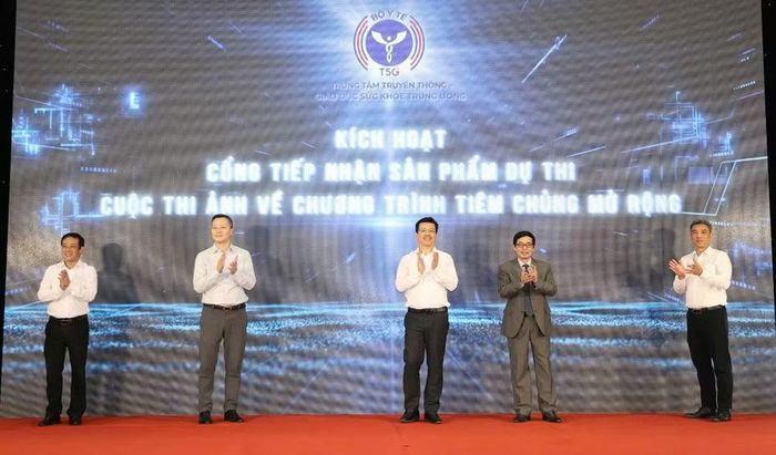 Các đại biểu ấn nút kích hoạt cổng tiếp nhận sản phẩm dự thi của Cuộc thi. (Ảnh: PV/Vietnam+)